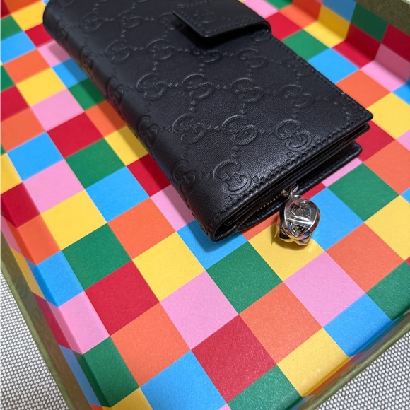 Gucci Black Leather Wallet with Embossed Logo - Picture 1 of 2